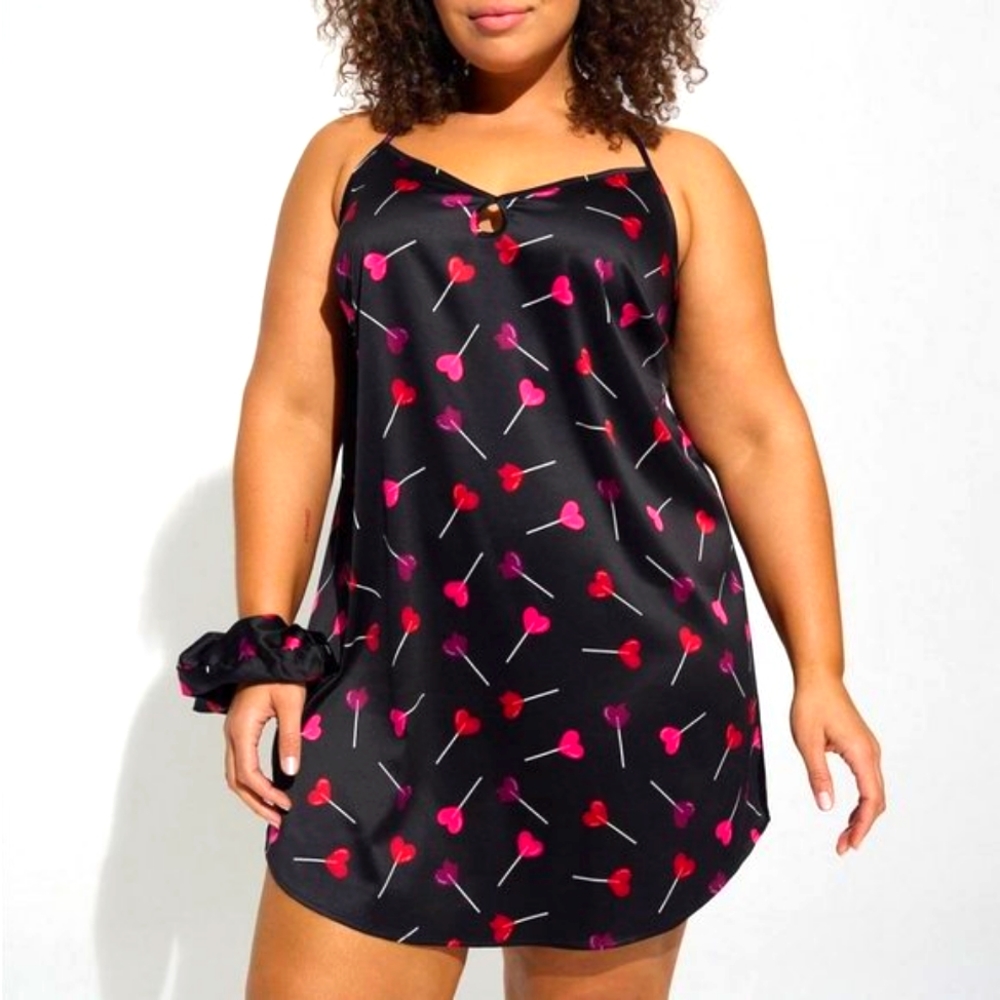 ❤️NWT TORRID VALENTINES DAY BUNDLE: HEART CHEMISE, SCRUNCHIE & BLINDFOLD